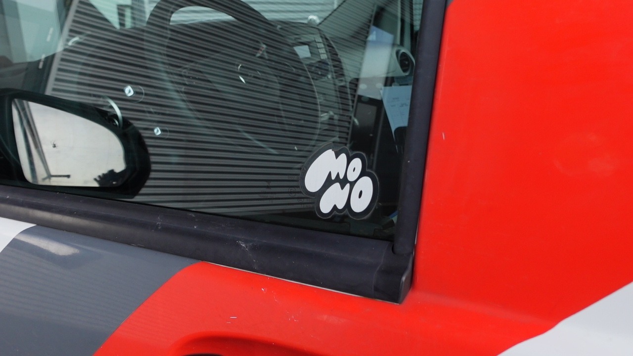 MONO Helden sticker op autoruit van een bedrijfsbusje