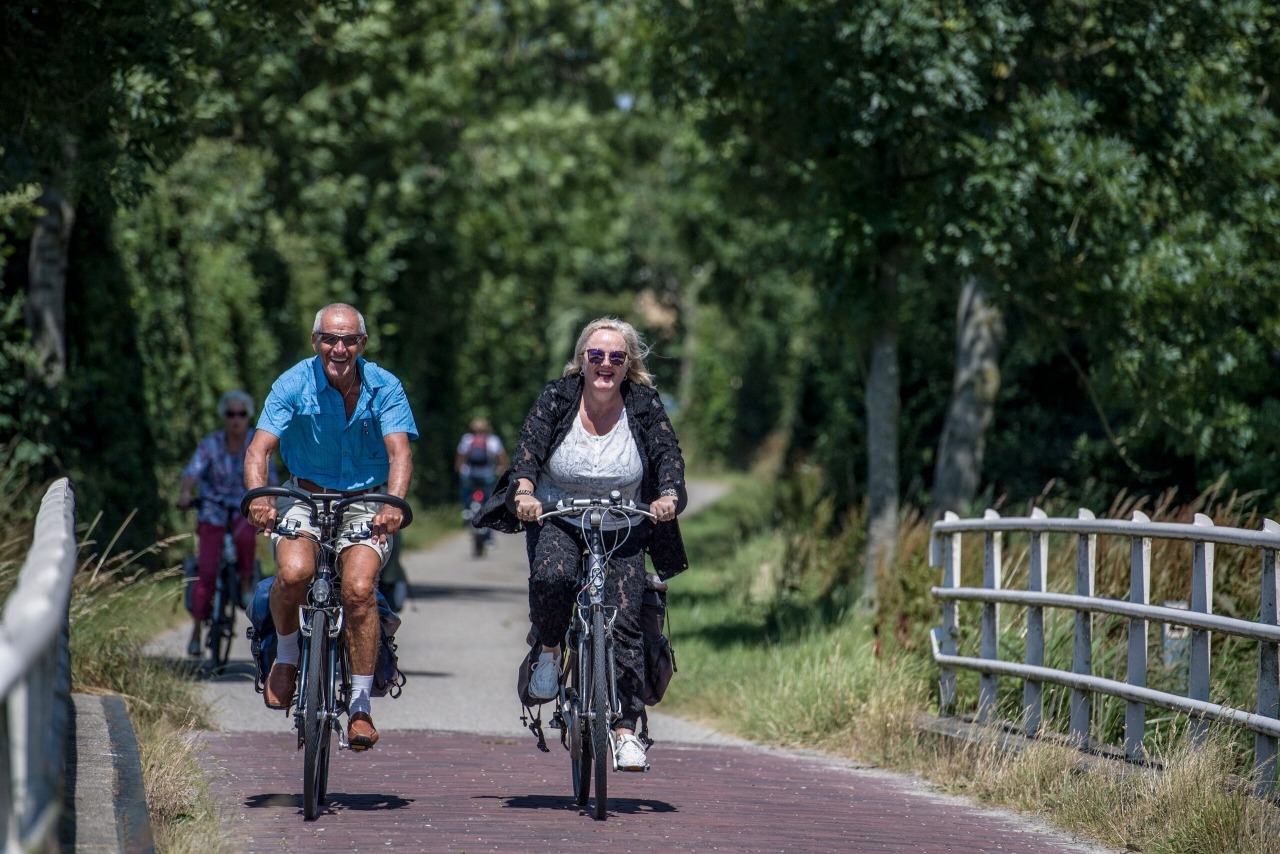 Senioren op de fiets in Zeeland